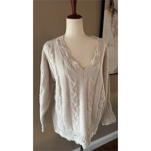 Soft v neckline sweater in beige - Picture 4 of 7